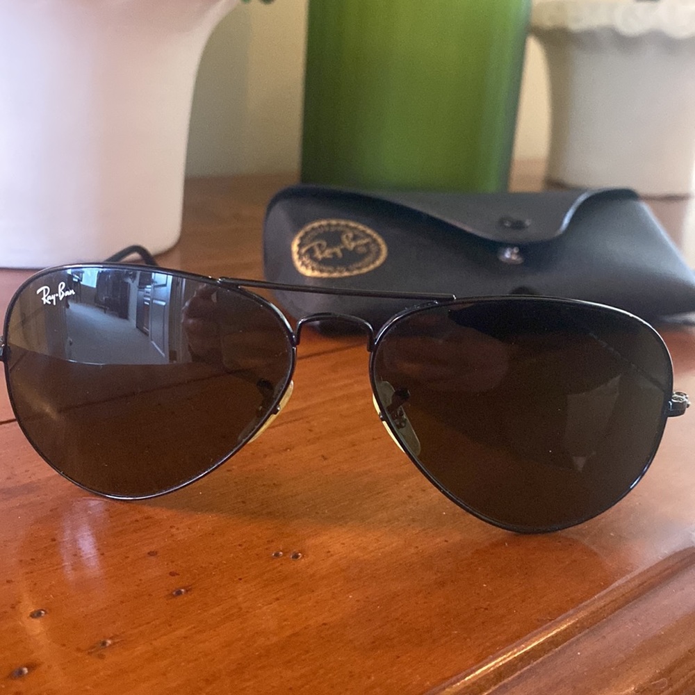 Ray-Ban classic aviator sunglasses in black. 58mm. - Picture 7 of 8